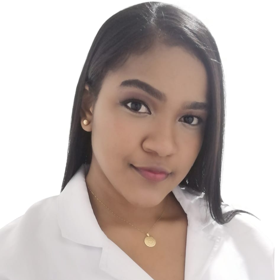 la imagen puede contener a una mujer vestida de camisa blanca,de cabello liso largo.